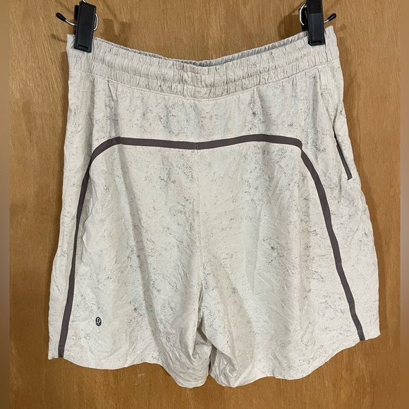 LULULEMON-Pace Breaker Linerless Short 
Gravel Dust White Opal Lunar Rock - Picture 3 of 7